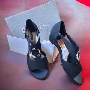 Tender Tootsies Collection Slip-On Sandals Brand New in Box